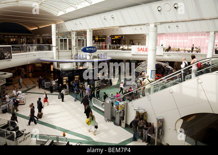 La salle d'embarquement du terminal sud. L'aéroport de Gatwick. Londres. UK. Banque D'Images