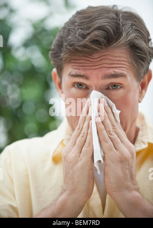 Man blowing nose Banque D'Images