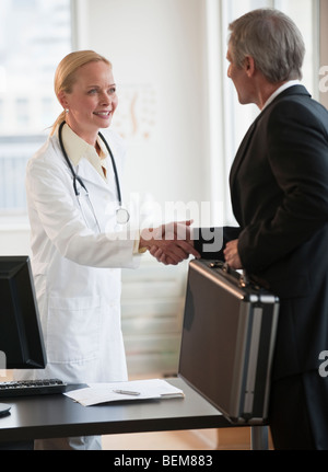 Femme médecin vendeur de souhaits Banque D'Images