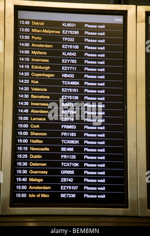 L'embarquement du vol départ / écran d'affichage de l'information dans la salle d'embarquement du terminal sud. L'aéroport de Gatwick. Londres. UK. Banque D'Images