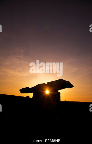 Les 6 000 ans Dolmen de Poulnabrone Portal (tombe), le Burren, comté de Clare, Irlande Banque D'Images