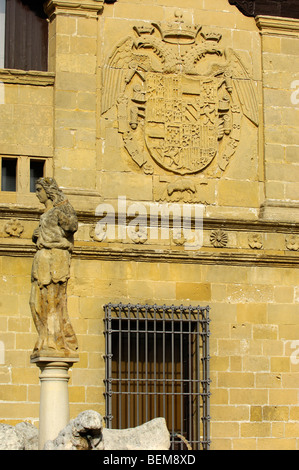 Fontaine des Lions et Antigua Carnicer (une ancienne boucherie) à Populo square. Baeza. Jaen province. L'Andalousie. Espagne Banque D'Images