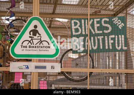 Les vélos sont belles et bikestation signe à un local au centre-ville de Berkeley BART station. Berkeley, Californie, USA Banque D'Images