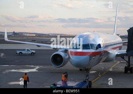 Une vue frontale d'un avion de la compagnie American Airlines à l'aéroport de Newark. Newark, New Jersey, USA Banque D'Images