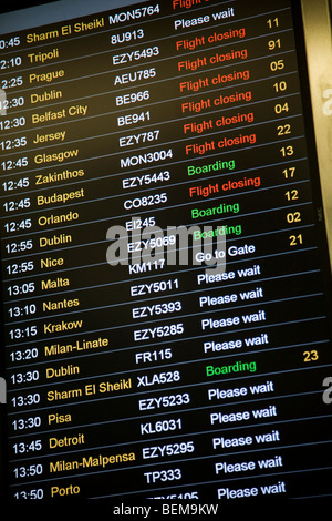 L'embarquement du vol départ / écran d'affichage de l'information dans la salle d'embarquement du terminal sud. L'aéroport de Gatwick. Londres. UK. Banque D'Images