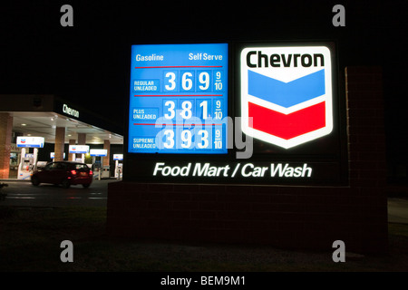 Une vue de la nuit de la liste des prix du gaz à la station essence Chevron le 6 mars 2008. Mountain View, Californie, USA Banque D'Images