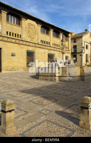 Fontaine des Lions et Antigua Carnicer (une ancienne boucherie) à Populo square. Baeza. Jaen province. L'Andalousie. Espagne Banque D'Images