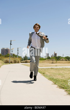 Businessman sur trottoir avec look de bonheur Banque D'Images