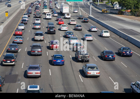 Un portrait d'un matin le trafic de banlieue sur une autoroute en direction nord 101. Mountain View, Californie, USA Banque D'Images