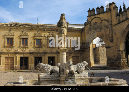 Fontaine des Lions et Antigua carniceria (ancienne boucherie) à Populo square. Baeza. Jaen province. L'Andalousie. Espagne Banque D'Images