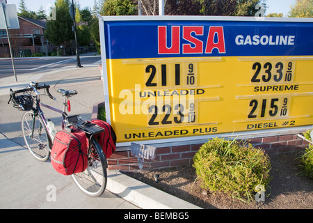 Une location de banlieue à côté d'une station-essence USA : signer le 24 mars 2009. Los Altos, Californie, USA Banque D'Images