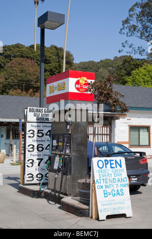 Une station d'essence qui est BoGas une station appartenant à la communauté dans la ville de Bolinas. Bolinas, California, USA Banque D'Images