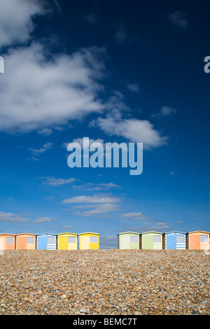 Cabines colorées sur la plage de Seaford, Sussex, England, UK. Banque D'Images