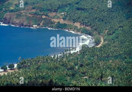 Vue sur la côte avec l'île. Hiva Oa. La Polynésie française. Banque D'Images