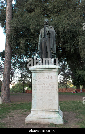Rome, Italie. Statue en bronze de Francisco de Paula Santander dans la Villa Borghese city park. Banque D'Images