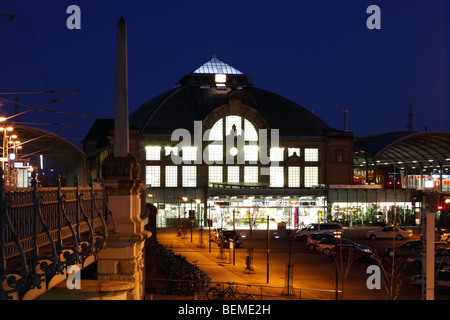 Gare de Halle (Saale), Allemagne ; le soir à Halle Hauptbahnhof Banque D'Images