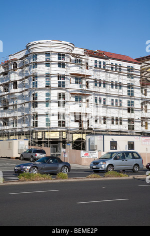 Un échafaudage sur une copropriété en construction par une route. TMillbrae, California, USA Banque D'Images