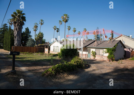 Petite maison prêt pour projet de construction majeur. Il sera démoli et remplacé. La Silicon Valley, Californie Banque D'Images