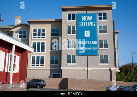 Un panneau publicitaire sur un développement du logement utilisé. El Camino Real de Millbrae, CA, USA Banque D'Images