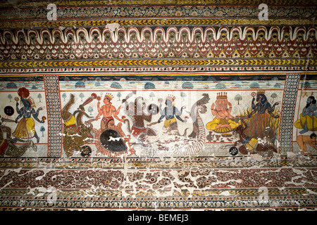 Peintures murales dans les chambres Royales, le Raja Mahal aka King's Palace, Orchha fort complexe, Inde Banque D'Images