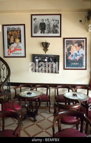 Un café avec des images du film, Casablanca, Maroc, Afrique Banque D'Images