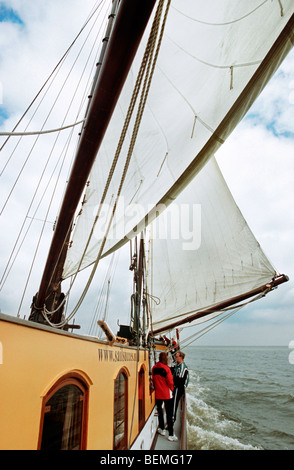 Les navigants à bord du clipper, mer des Wadden, Pays-Bas Banque D'Images