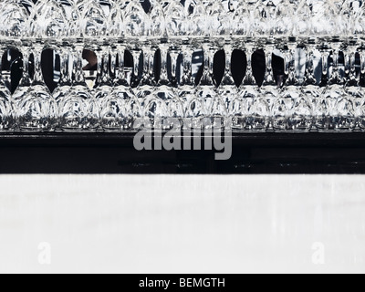 Verres à vin Bar empilés sur une étagère Banque D'Images