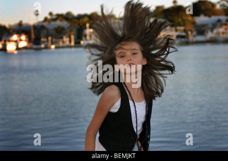 Fille aux cheveux tourbillonnant, l'île de souverain, Gold Coast, Queensland, Australie. Banque D'Images