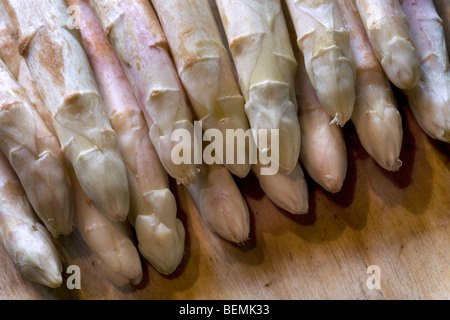 Paquet de blancs récoltés asperge (Asparagus officinalis) tire à la consommation alimentaire Banque D'Images