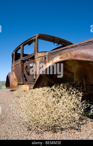 Vieille voiture rouillée et le chardon de Russie / tumbleweed (Salsola tragus / Salsola iberica) Arizona, États-Unis Banque D'Images