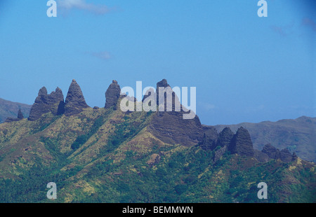 Vue sur island Nuka Hiva avec de hautes montagnes. La Polynésie française. Banque D'Images