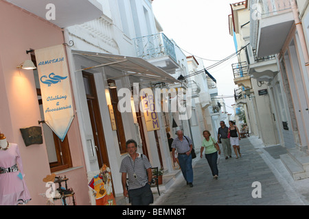 Les gens qui marchent dans la ruelle, Andros Town,Cyclades,Grèce Banque D'Images