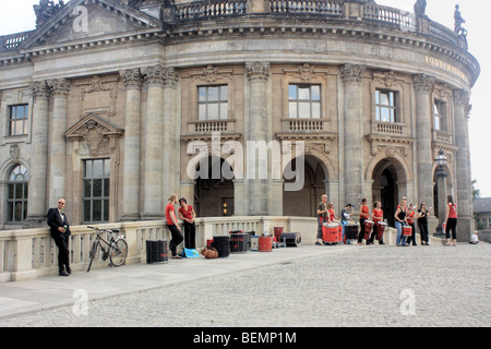 Les membres du groupe de percussions samba Rakatak effectuer en face de l'Bode-Museum, Berlin, Allemagne. Banque D'Images