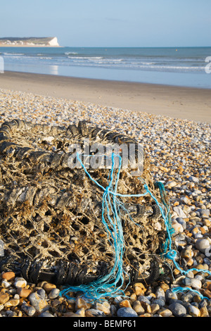 Un 'Lobster Pot' rejetés sur la plage de Seaford, Sussex, England, UK. Banque D'Images