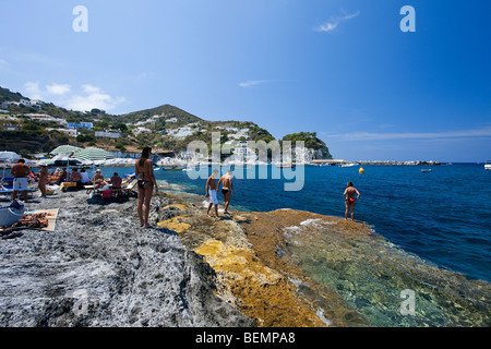 Les gens se baigner dans la mer de l'île de Ponza, Italie, mer Méditerranée. Les roches, l'eau claire, les gens, la baignade, l'été. Banque D'Images