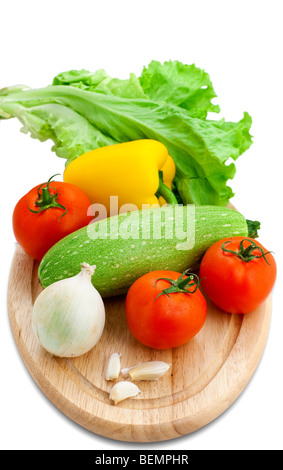 Assortiment de légumes frais sur une planche à découper Banque D'Images