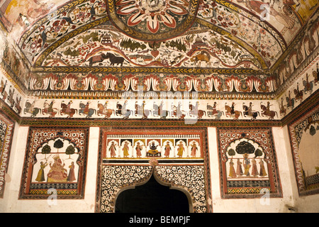 Peintures murales dans les chambres Royales, le Raja Mahal aka King's Palace, Orchha fort complexe, Inde Banque D'Images