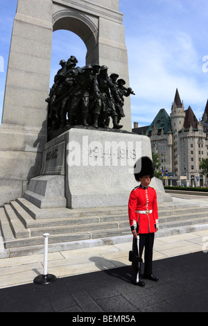 Garde de cérémonie debout devant le Monument commémoratif de guerre à Ottawa, Canada. Banque D'Images