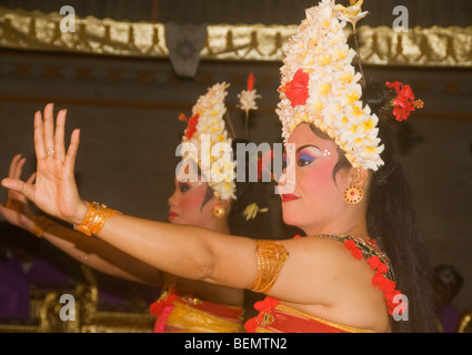 Artistes à un traditionnel de danses Barong et Kris à Bali Indonésie Banque D'Images