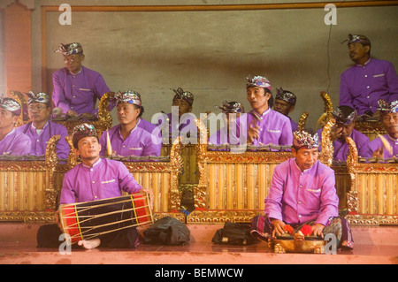 Le gamelan orchestra jouant pendant un Barong et Kris performance en Indonésie Bali Banque D'Images