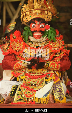 Interprète à un Barong et Kris à Bali Indonésie Banque D'Images