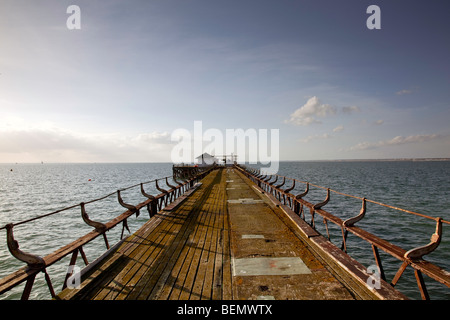 Jetée à l'abandon, une propriété privée à Totland Bay, île de Wight Banque D'Images