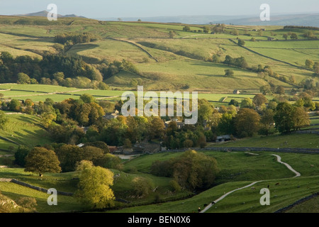 Le village de Malham et Malhamdale, dans le Yorkshire Dales National Park, North Yorkshire UK Banque D'Images