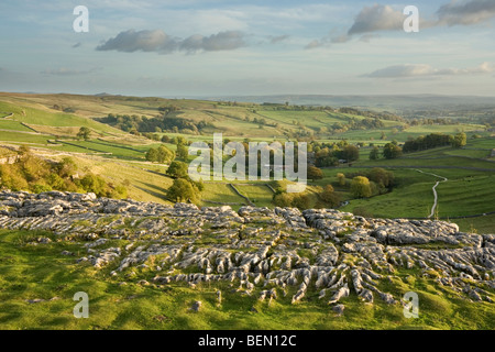 La vue de Malham Cove, regard vers le village de Malham dans le Yorkshire Dales National Park, North Yorkshire UK Banque D'Images