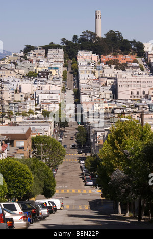 Vue sur Telegraph Hill et la Coit Tower de Greenwich St, San Francisco, Californie, USA. Banque D'Images