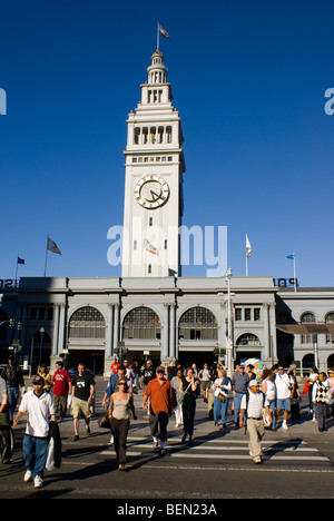 Les gens en face du Ferry Building à San Francisco, Californie, USA. Banque D'Images