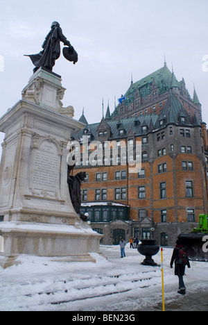 Statue de Samuel de Champlain à l'avant du Château Frontenac à Québec, Québec, Canada Banque D'Images