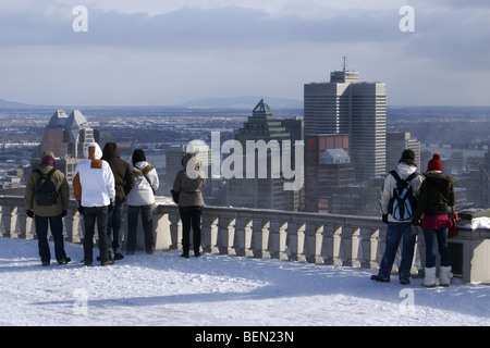 Les touristes habillés pour l'hiver avec vue sur Montréal depuis le belvédère Kondiaronk au Parc Mont Royal Banque D'Images