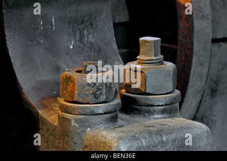 Deux écrous hexagonaux vintage et vis de machines de métallurgie du XIXe siècle au musée de la mine de charbon Bois du Cazier, Marcinelle, Charleroi, Belgique Banque D'Images