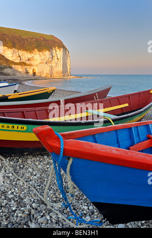 Les falaises d'aval et de caïques colorés traditionnels en bois, bateaux de pêche sur la plage de Deauville, Normandie, Côte d'Albâtre, France Banque D'Images